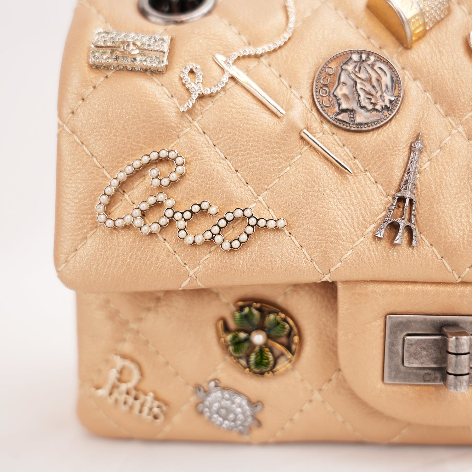Chanel Reissue Lucky Charms Mini in Pelle di Vitello Beige con Catena e Charm