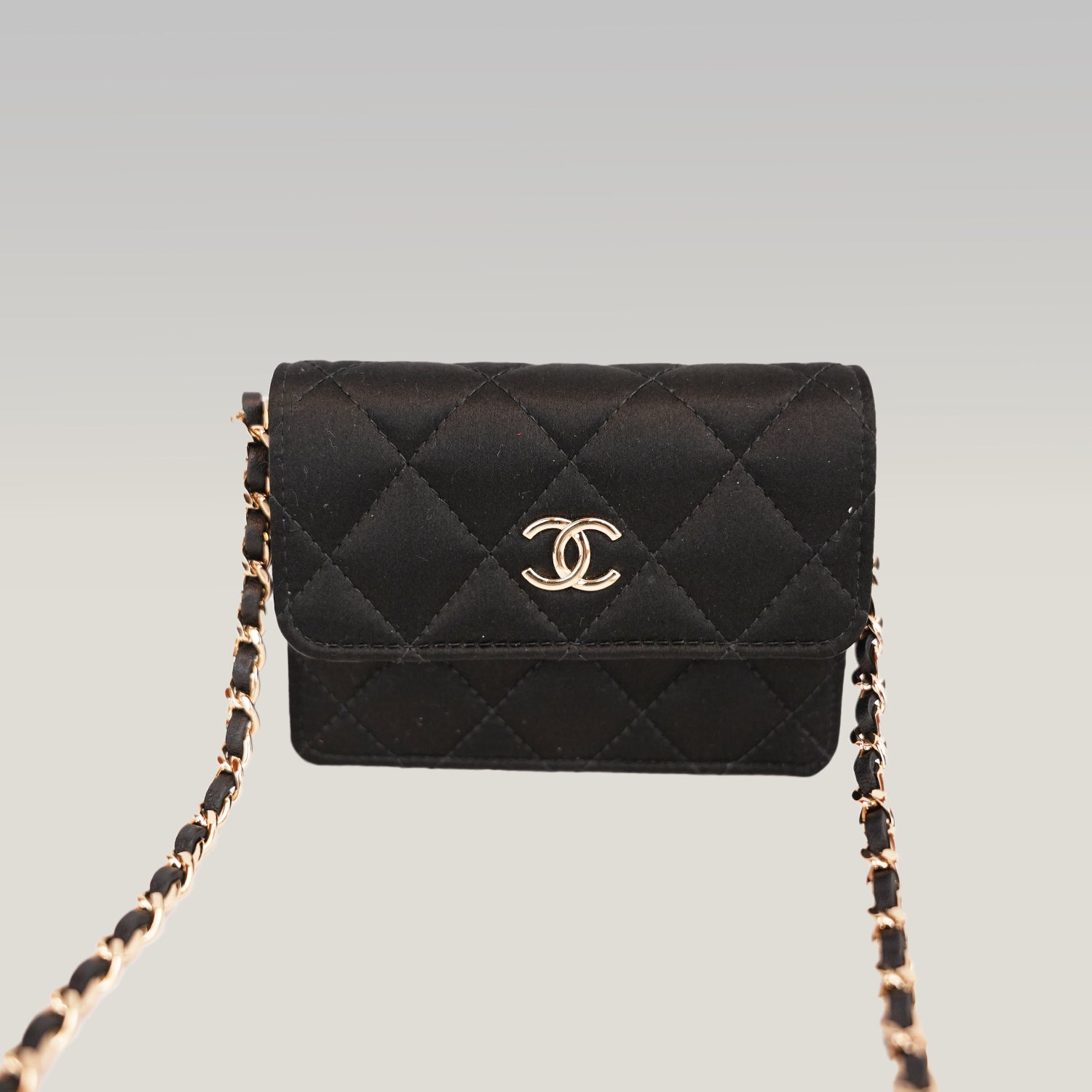 Chanel Mini WOC Borsa a Tracolla Nera in Pelle di Agnello Matelassé con Logo CC Dorato