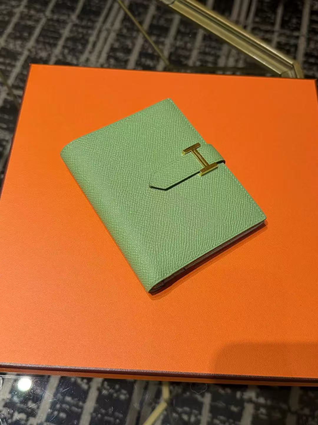 Hermès Béarn Portafoglio Corto in pelle Epsom verde con interno blu