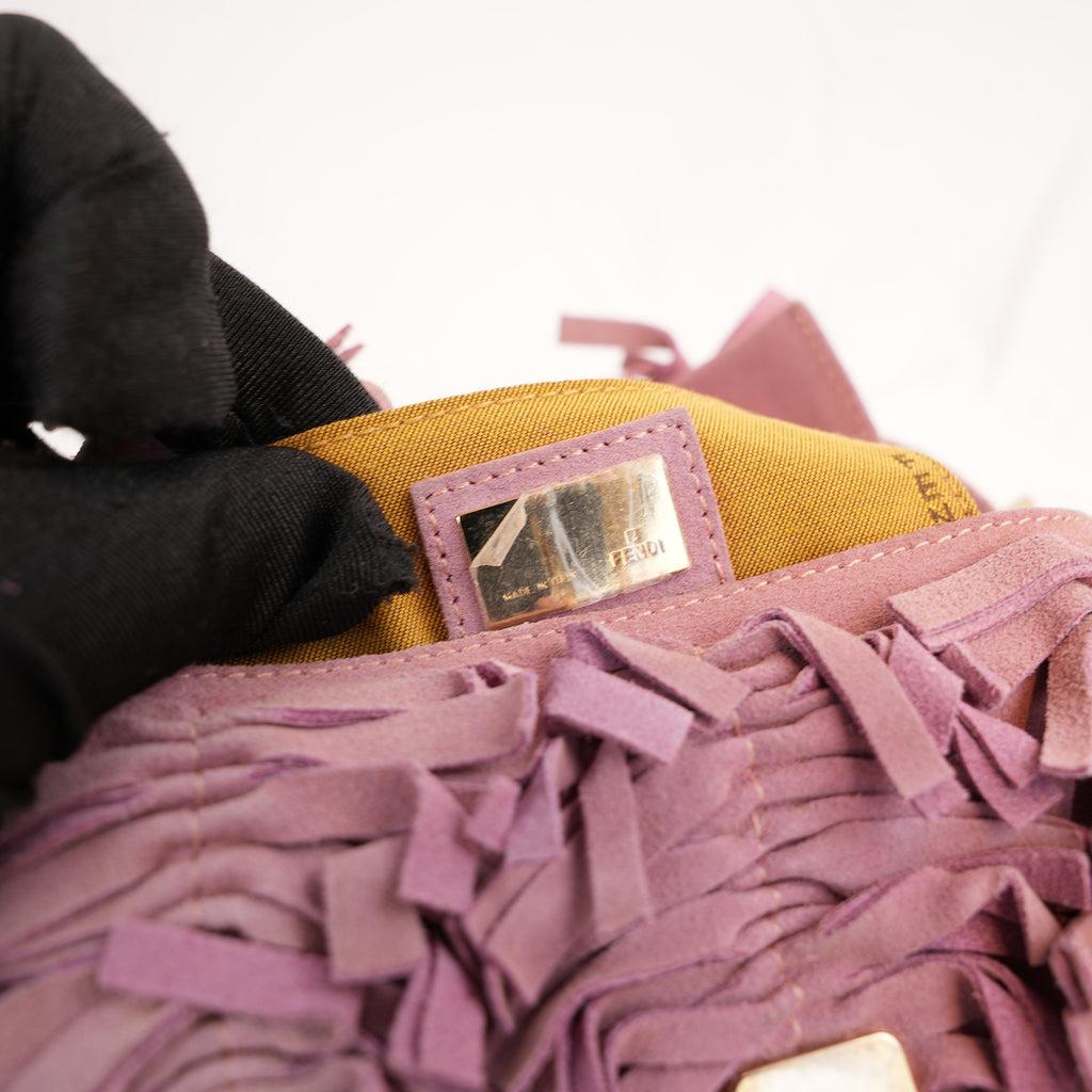 Fendi Baguette Rosa in Suede con Frange e Hardware Dorato