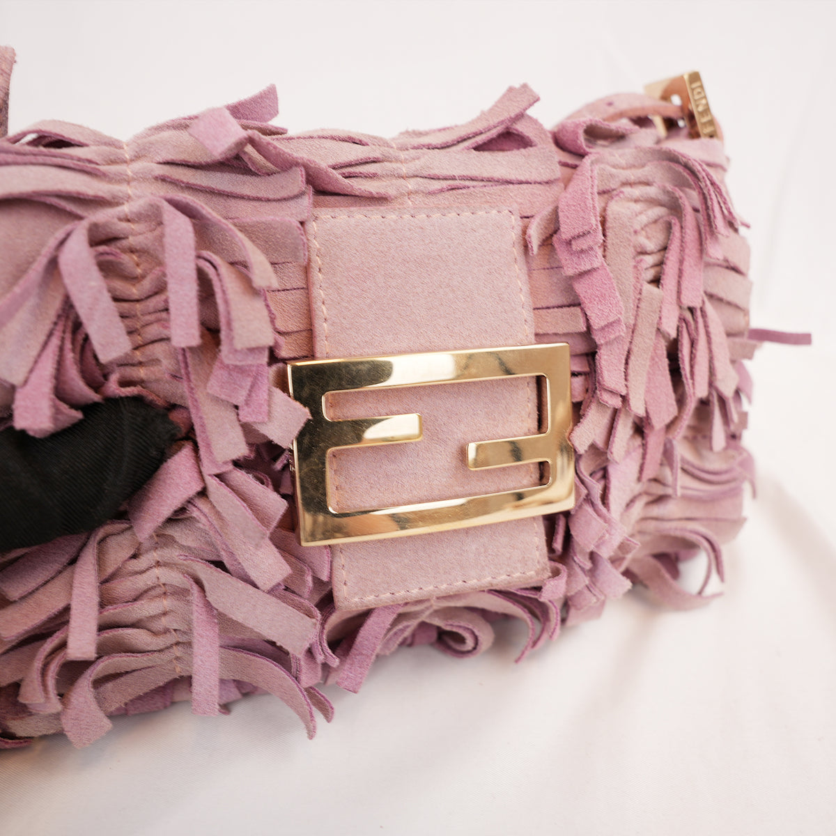 Fendi Baguette Rosa in Suede con Frange e Hardware Dorato