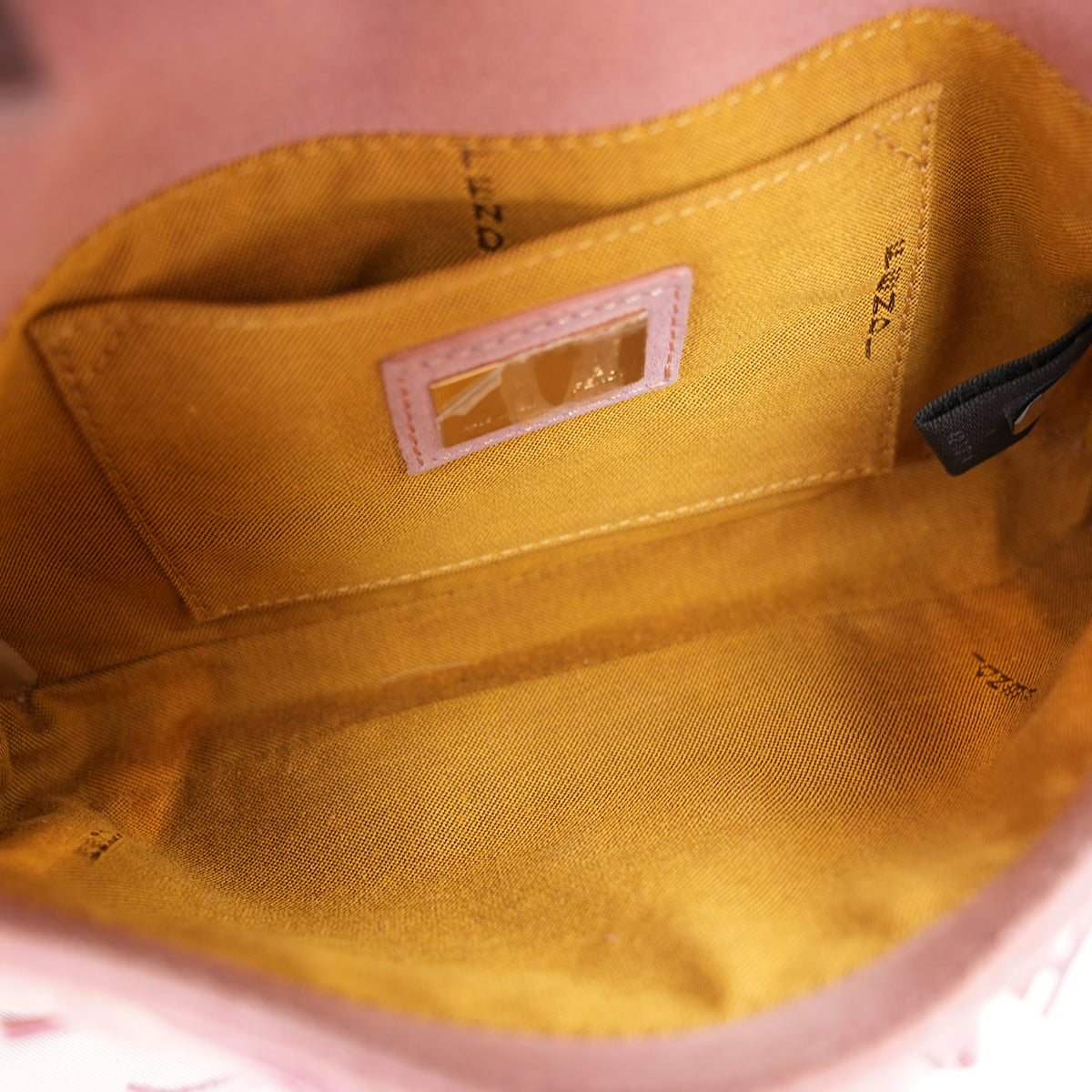 Fendi Baguette Rosa in Suede con Frange e Hardware Dorato