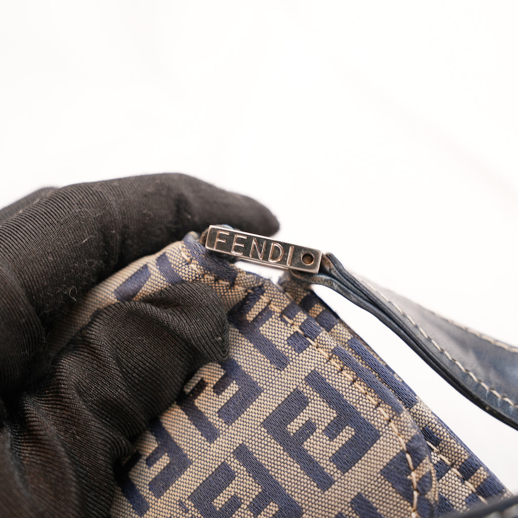 Fendi Mamma Baguette Borsa a Spalla Vintage in Tela Zucca FF Blu e Beige con Logo Argentato