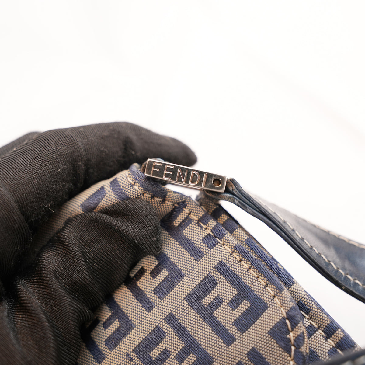 Fendi Mamma Baguette Borsa a Spalla Vintage in Tela Zucca FF Blu e Beige con Logo Argentato