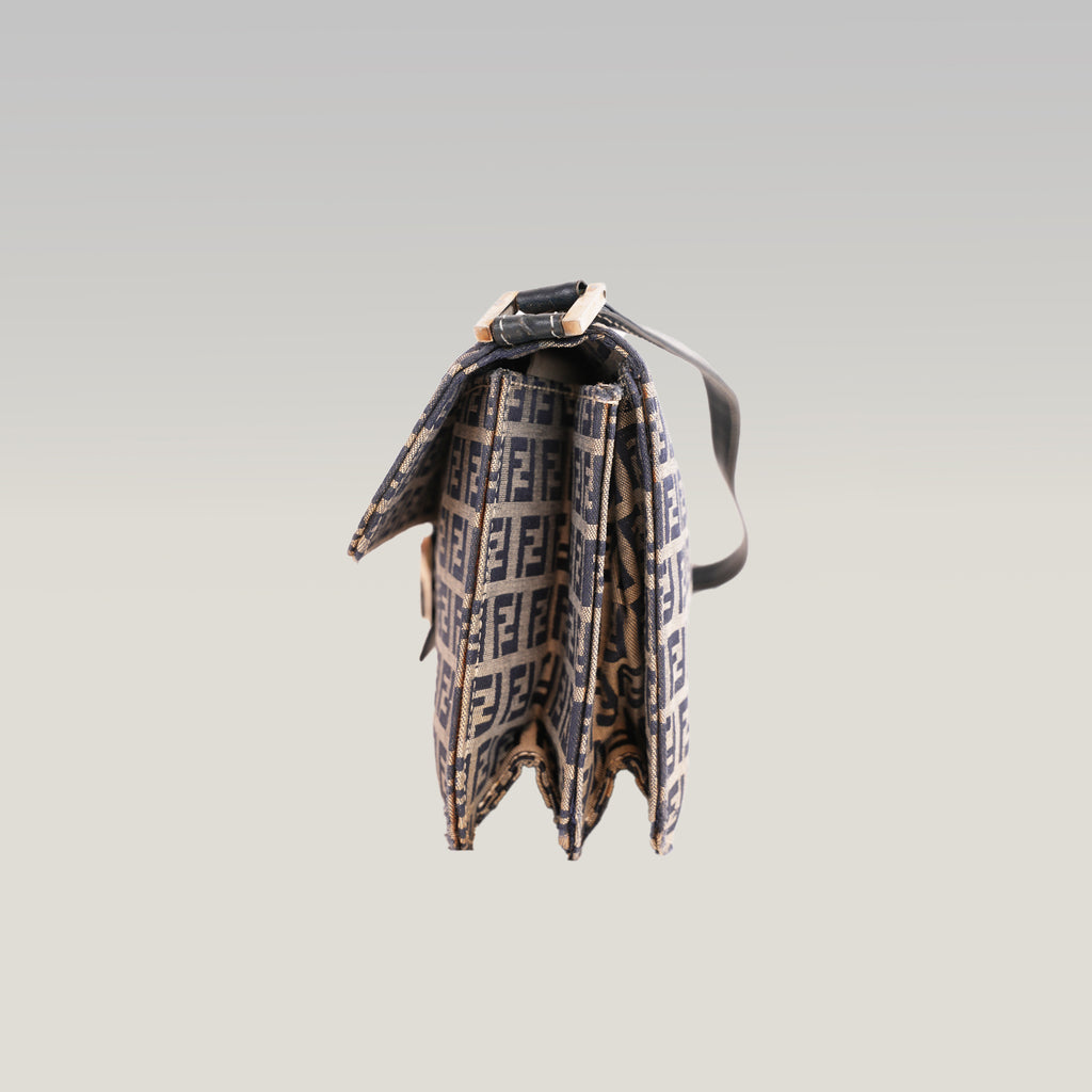 Fendi Mamma Baguette Borsa a Spalla Vintage in Tela Zucca FF Blu e Beige con Logo Argentato
