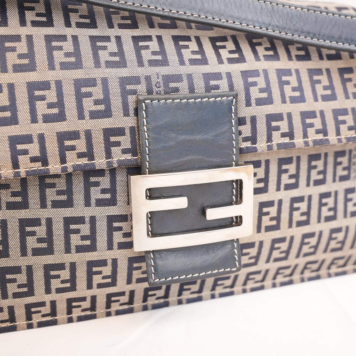 Fendi Mamma Baguette Borsa a Spalla Vintage in Tela Zucca FF Blu e Beige con Logo Argentato