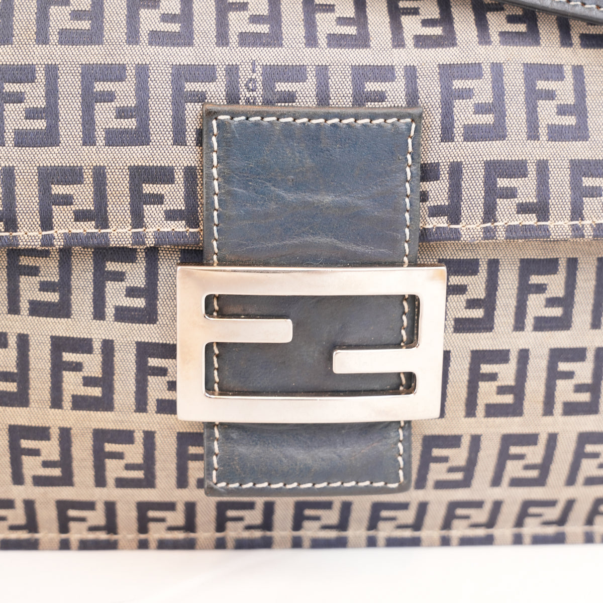 Fendi Mamma Baguette Borsa a Spalla Vintage in Tela Zucca FF Blu e Beige con Logo Argentato