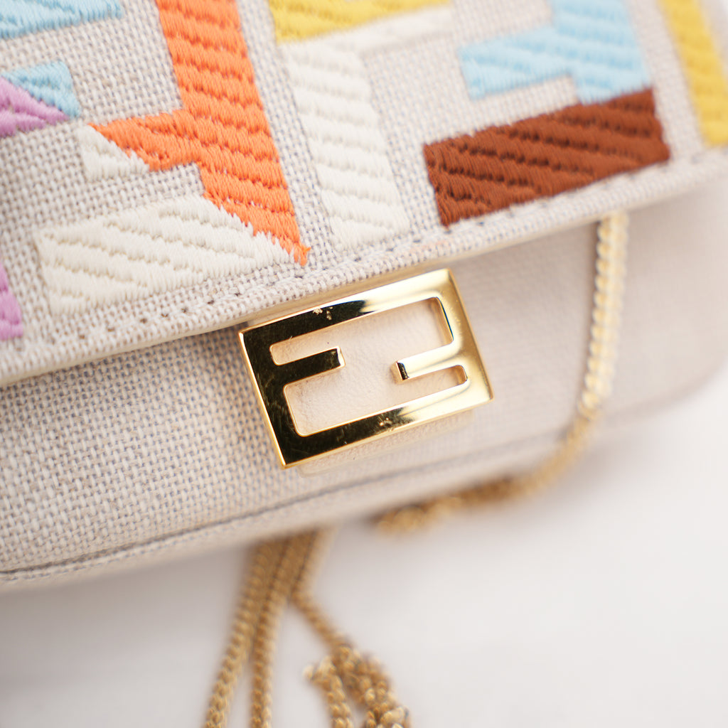 Fendi Nano Baguette Charm Grezzo Multicolor in Tela Ricamata FF con Catena