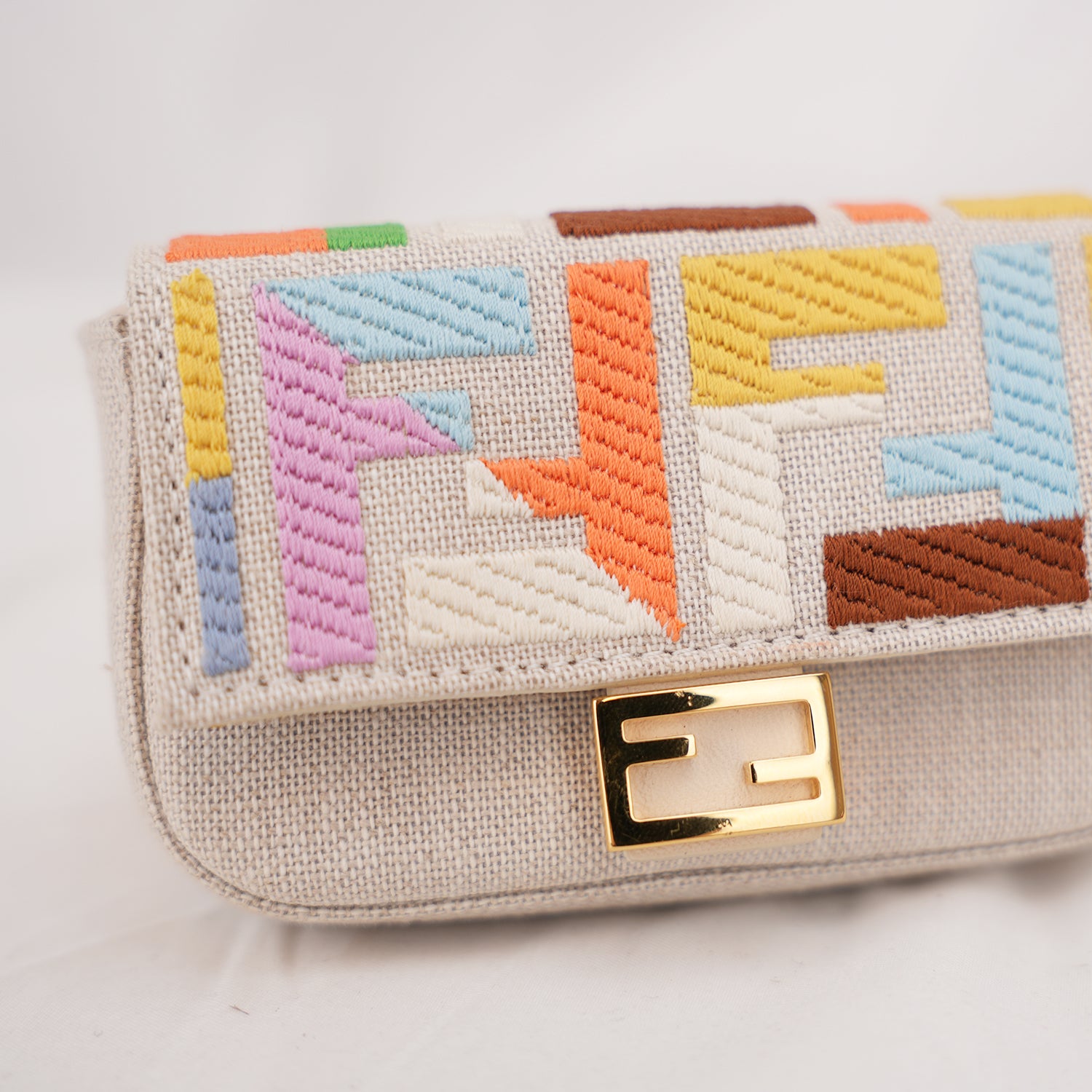 Fendi Nano Baguette Charm Grezzo Multicolor in Tela Ricamata FF con Catena