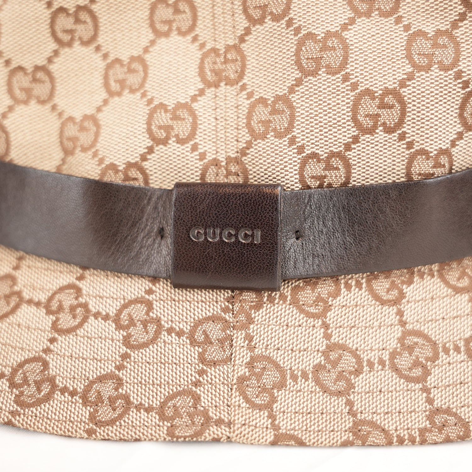 Gucci Cappello Bucket GG Beige in Tela Monogram con Fascia in Pelle Marrone