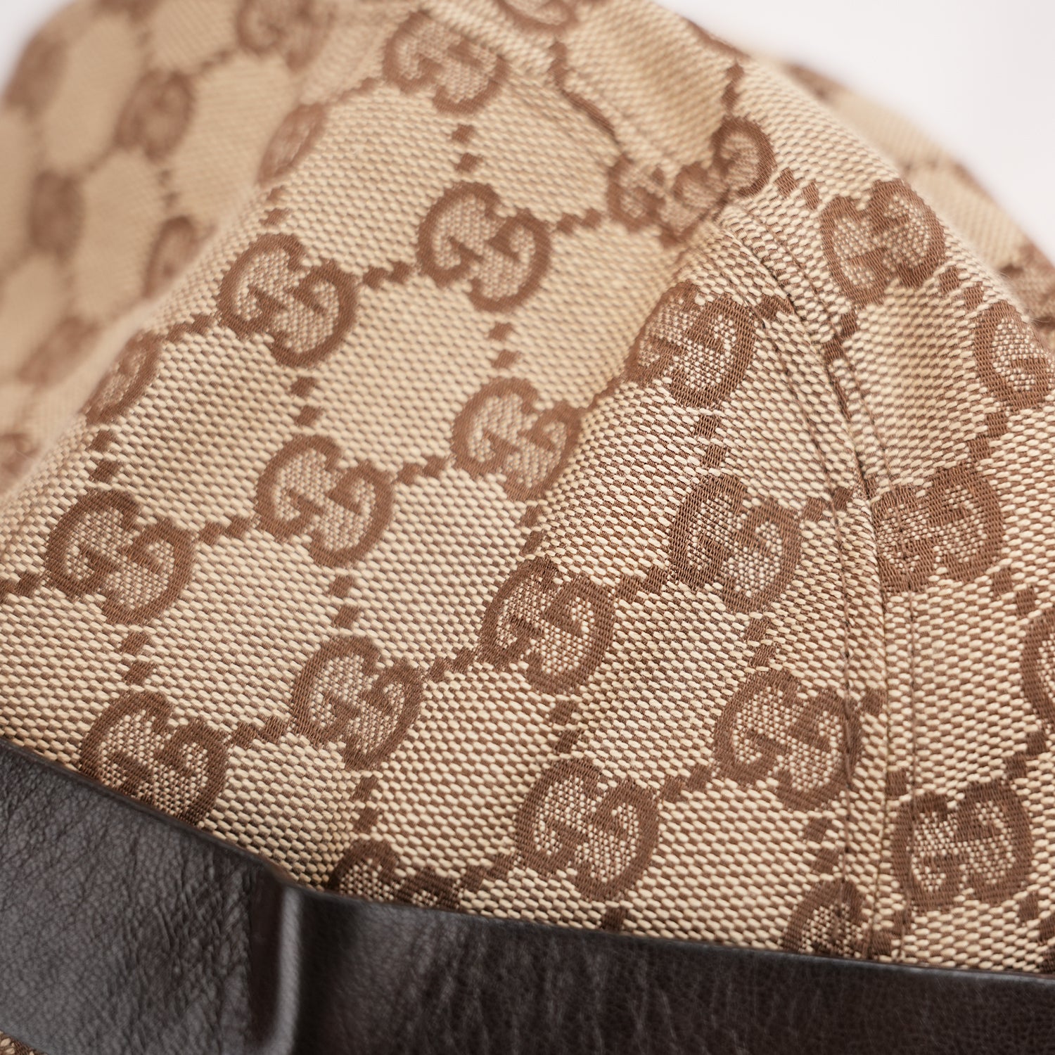Gucci Cappello Bucket GG Beige in Tela Monogram con Fascia in Pelle Marrone