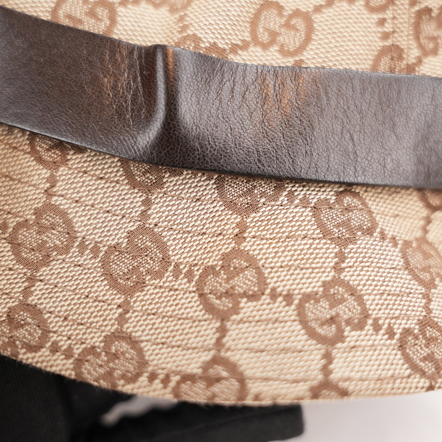 Gucci Cappello Bucket GG Beige in Tela Monogram con Fascia in Pelle Marrone