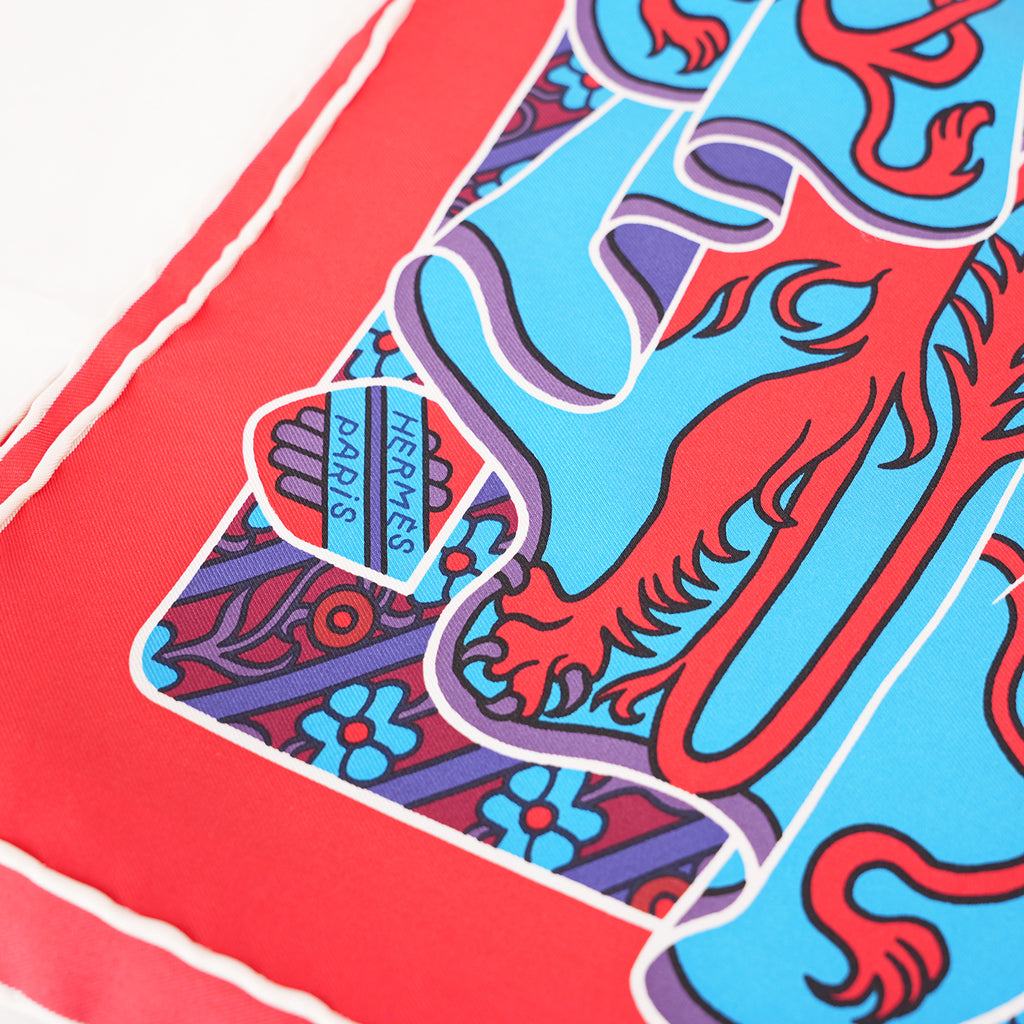 Hermès Carré 90 Foulard in Seta Rosso e Blu con Motivo Floreale 90x90 cm