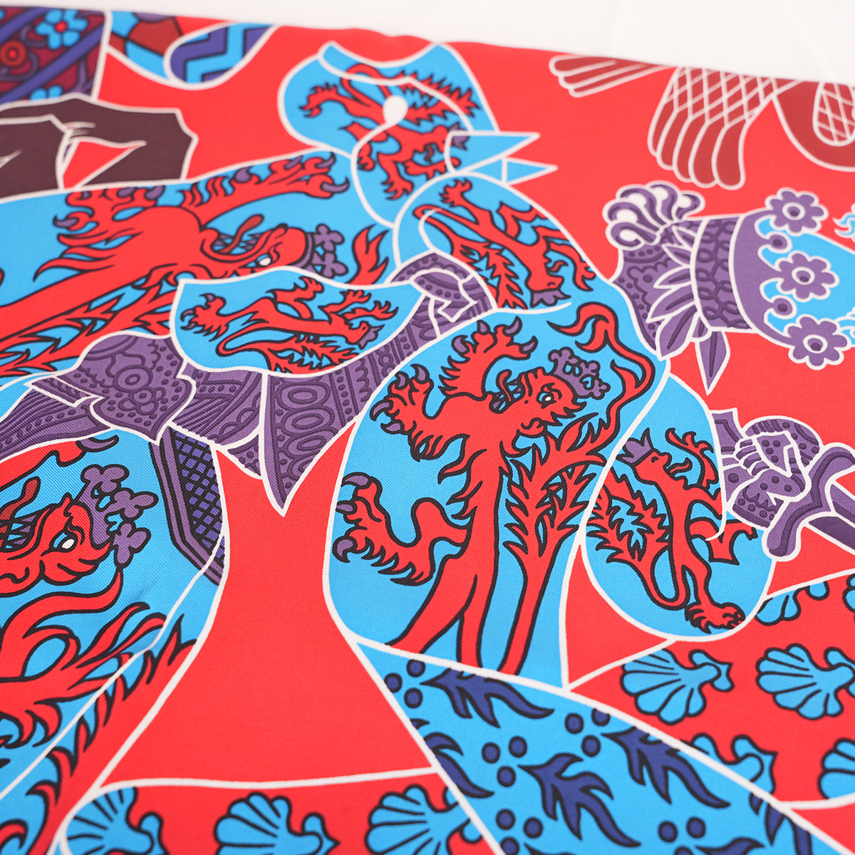 Hermès Carré 90 Foulard in Seta Rosso e Blu con Motivo Floreale 90x90 cm