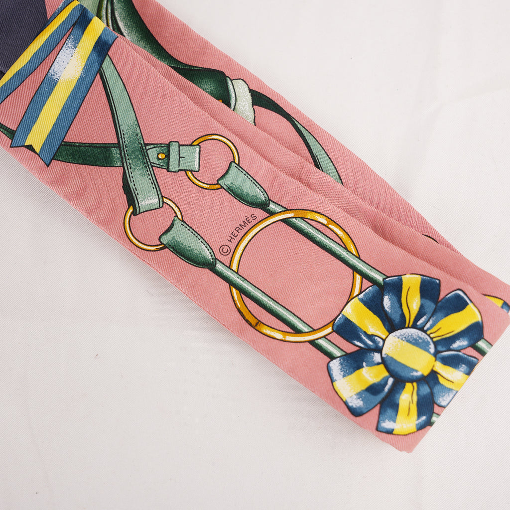 Hermès Twilly Jumping in Seta Rosa con Motivo Equestre Multicolore