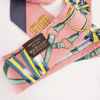 Hermès Twilly Jumping in Seta Rosa con Motivo Equestre Multicolore