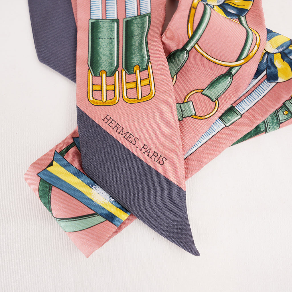 Hermès Twilly Jumping in Seta Rosa con Motivo Equestre Multicolore
