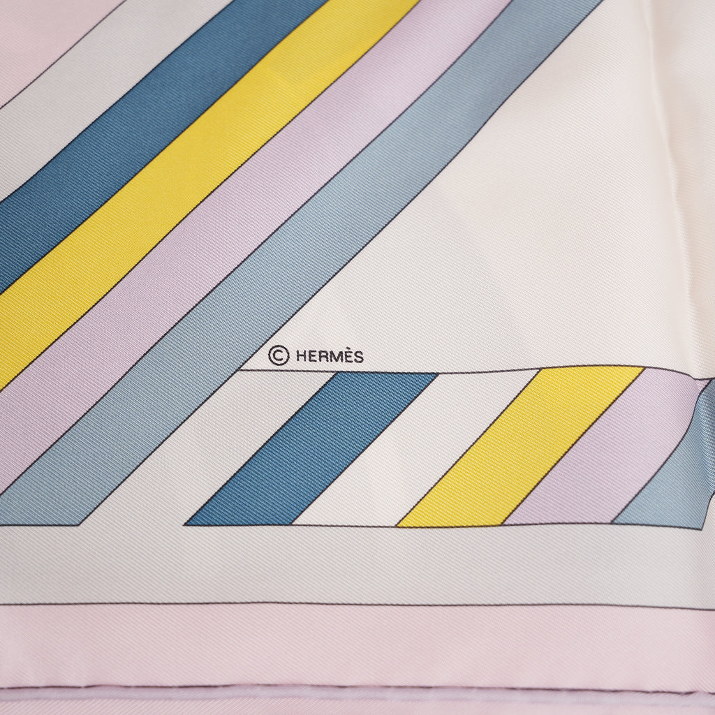 Hermès Carré 90 Foulard in Seta Stampata Multicolore Rosa 90x90 cm