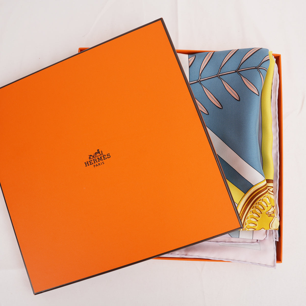 Hermès Carré 90 Foulard in Seta Stampata Multicolore Rosa 90x90 cm