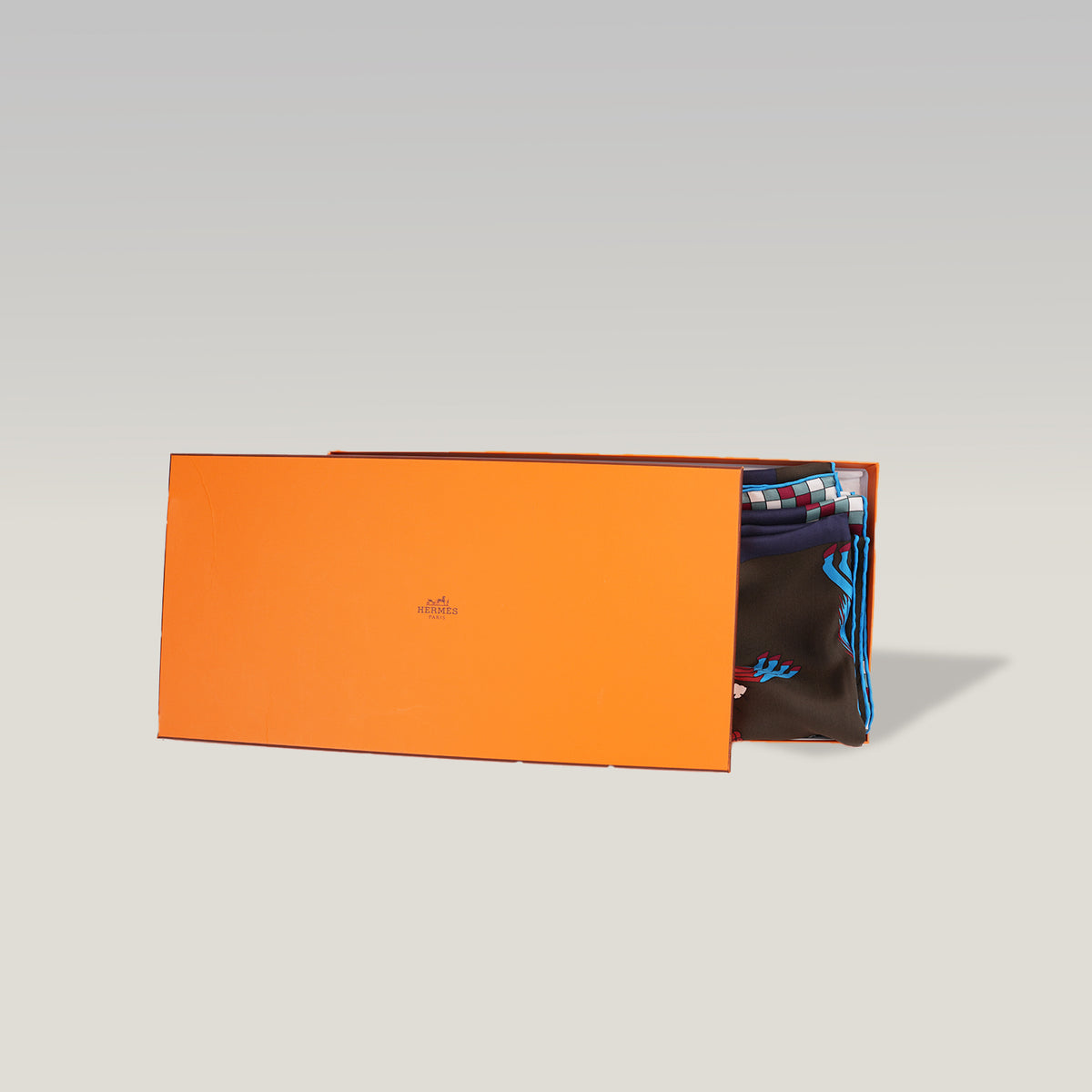 Hermès Foulard Vintage Grande Carré in Seta Marrone con Stampa Equestre Multicolore