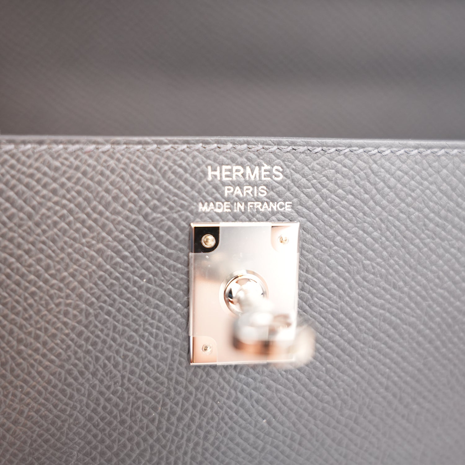 Hermès Kelly 25 Sellier in Pelle Epsom Grigio Fumo e Blu con Hardware Palladiato