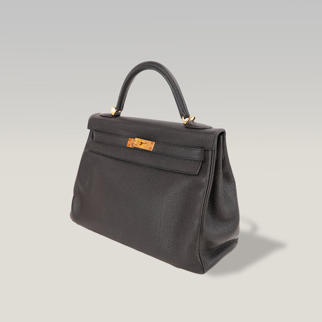 Hermès Kelly 32 Retourne in Pelle Martellata Nera con Hardware Dorato