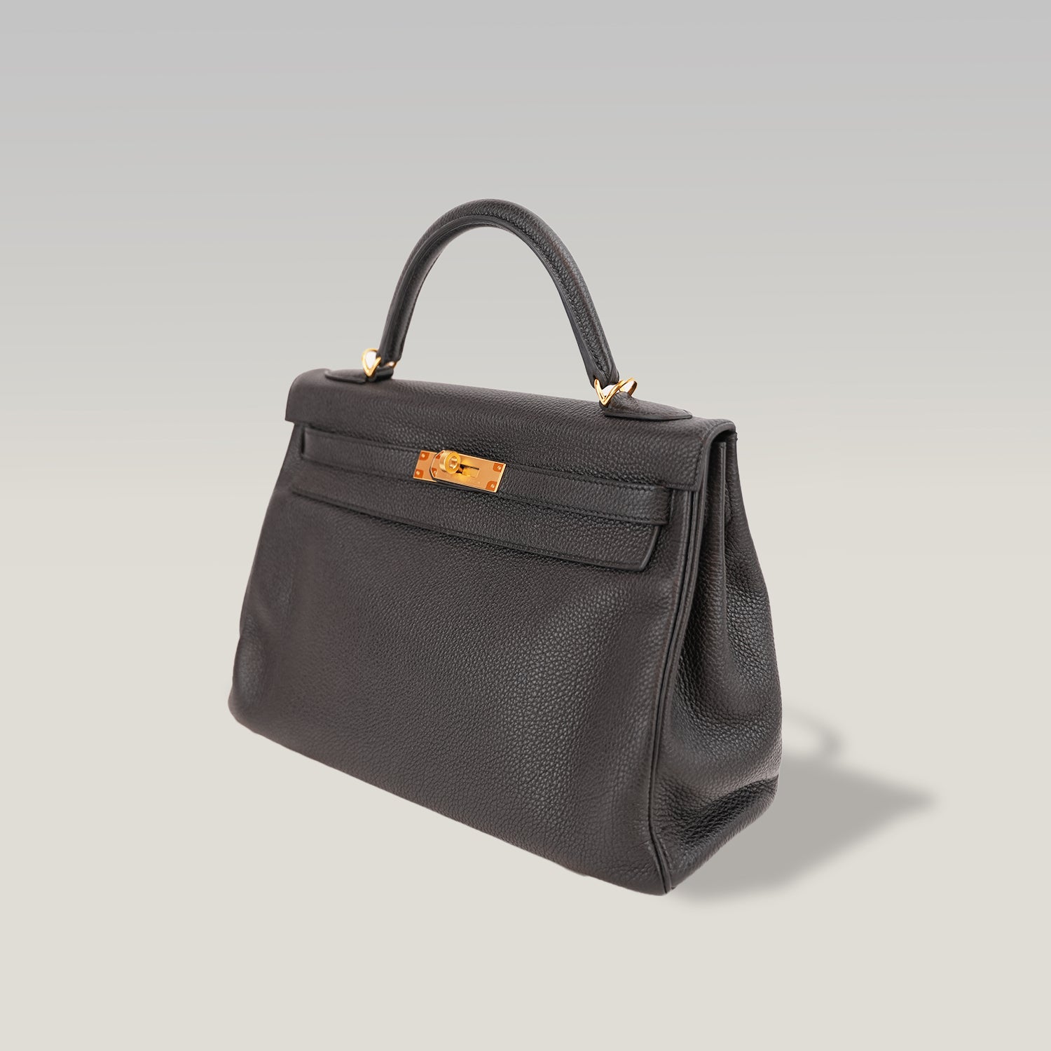Hermès Kelly 32 Retourne in Pelle Martellata Nera con Hardware Dorato