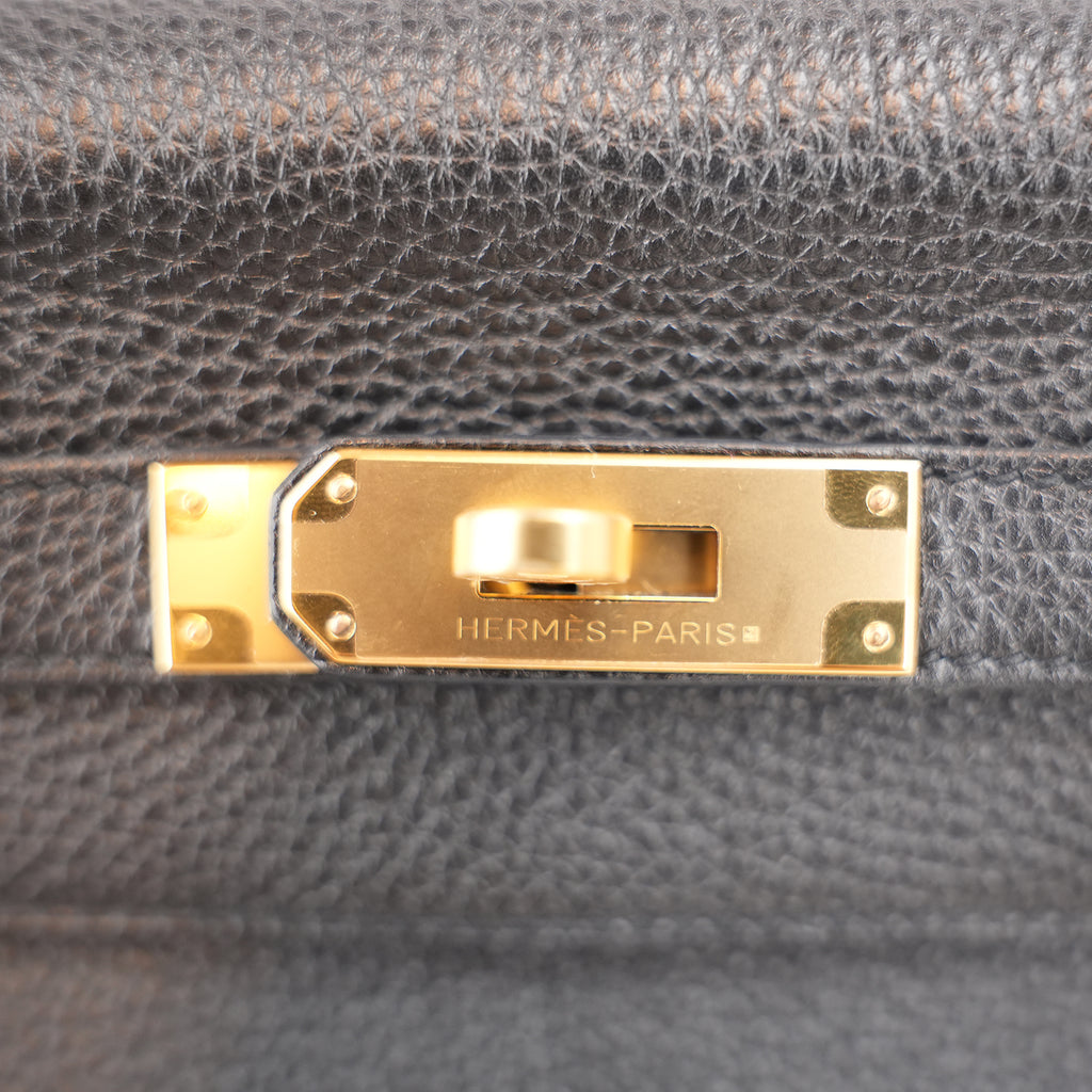 Hermès Kelly 32 Retourne in Pelle Martellata Nera con Hardware Dorato