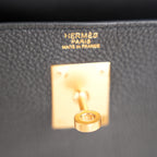 Hermès Kelly 32 Retourne in Pelle Martellata Nera con Hardware Dorato