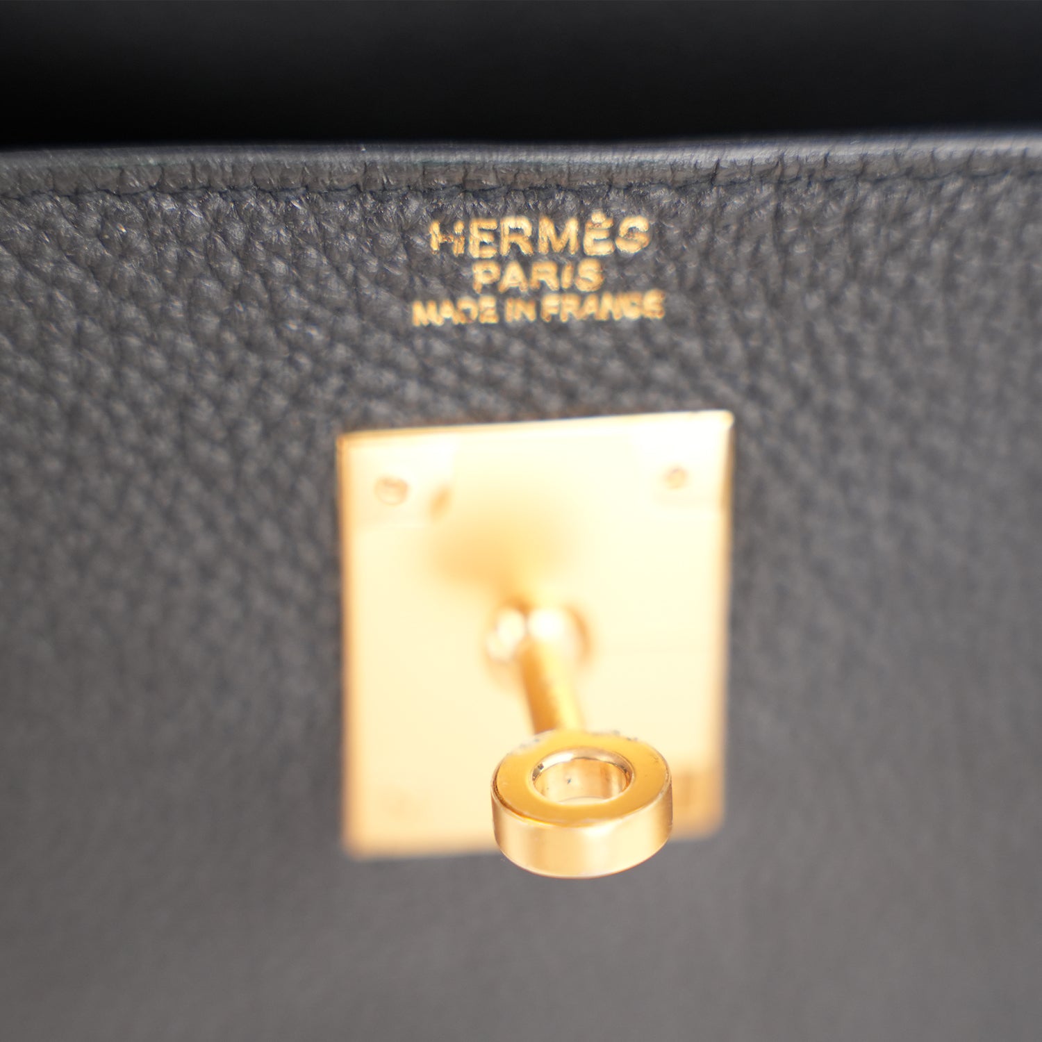 Hermès Kelly 32 Retourne in Pelle Martellata Nera con Hardware Dorato