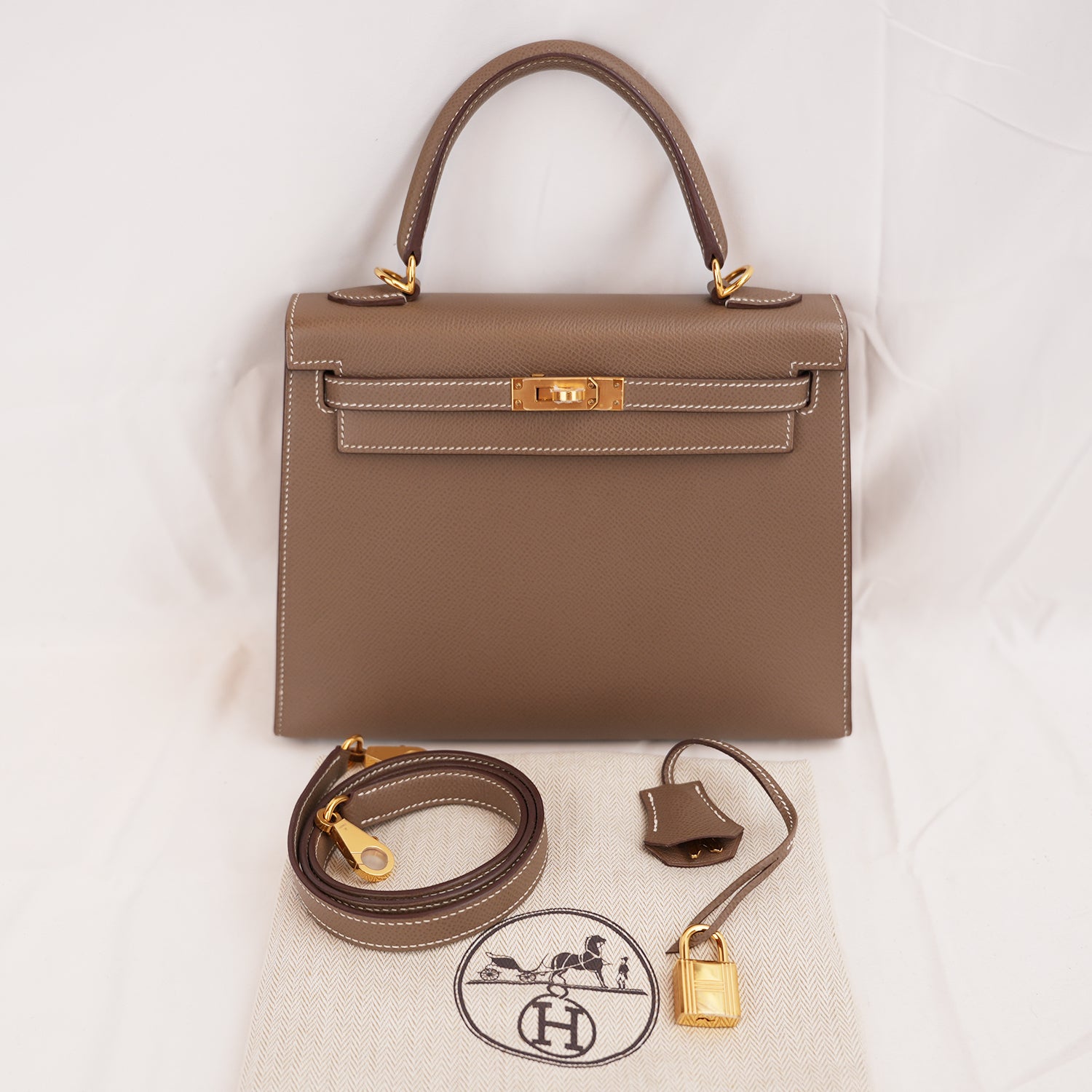 Hermès Kelly 25 Sellier in Pelle Epsom Étoupe con Hardware Dorato