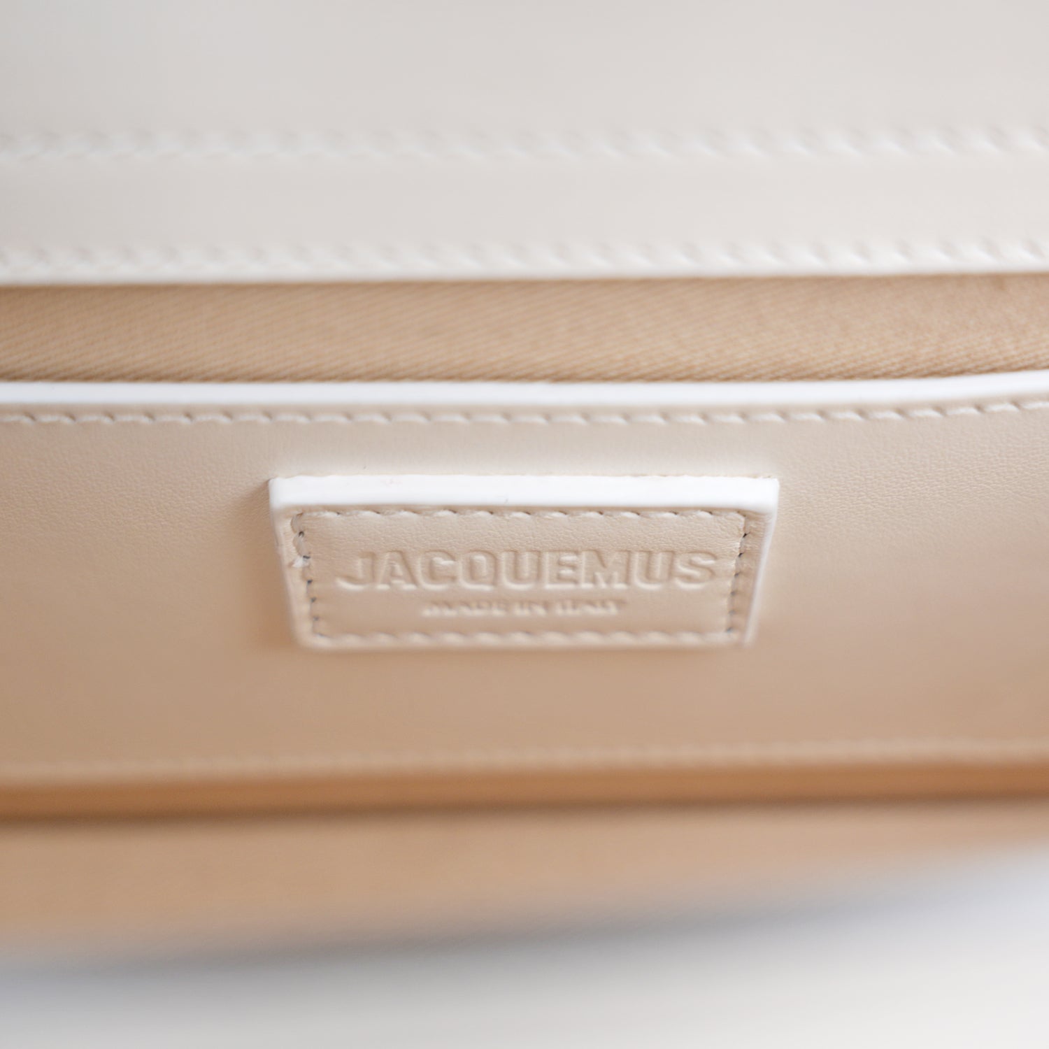 Jacquemus Le Grand Bambino borsa bianca in pelle liscia con logo dorato