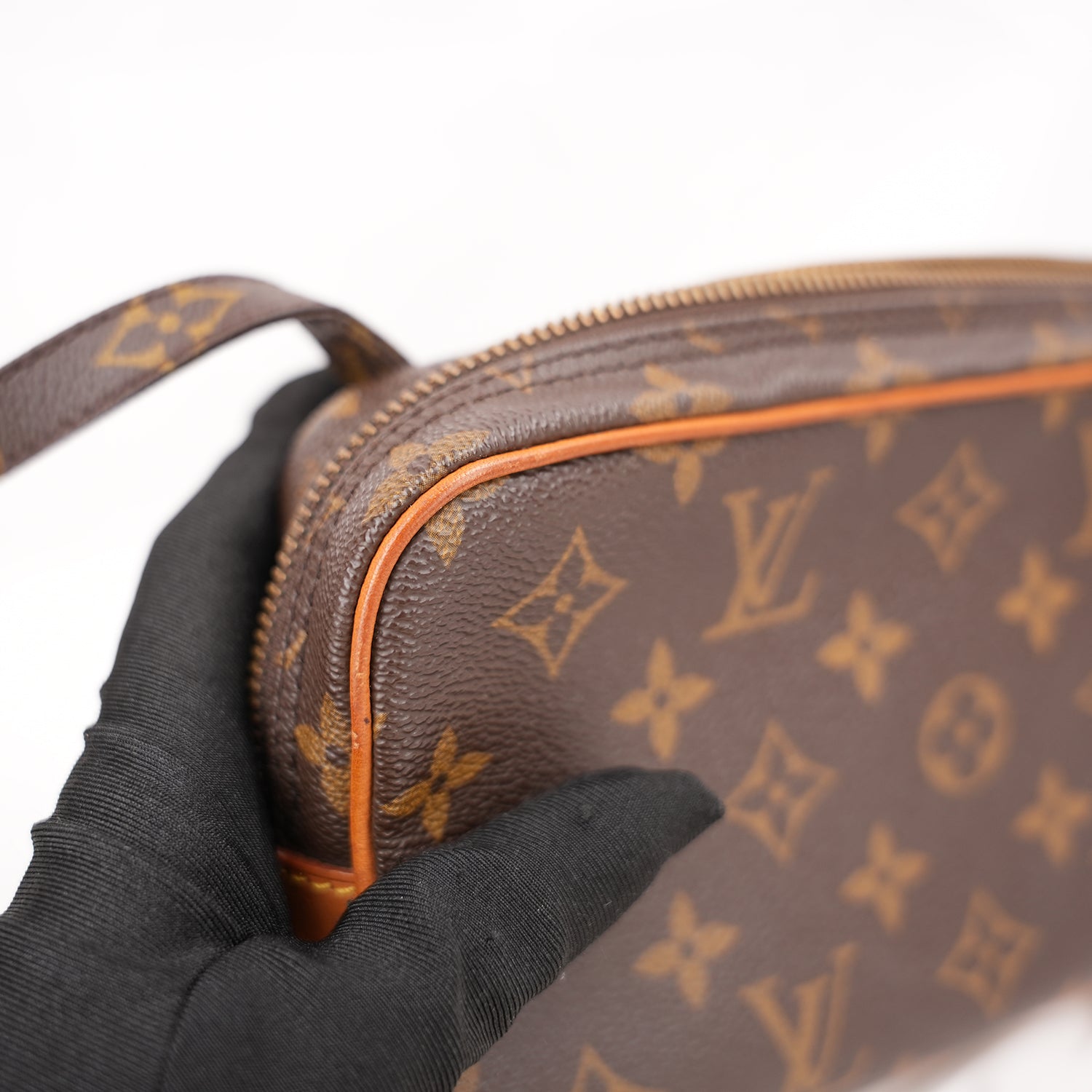 Louis Vuitton Pochette Accessoires Monogram in Tela Rivestita con Finiture in Pelle