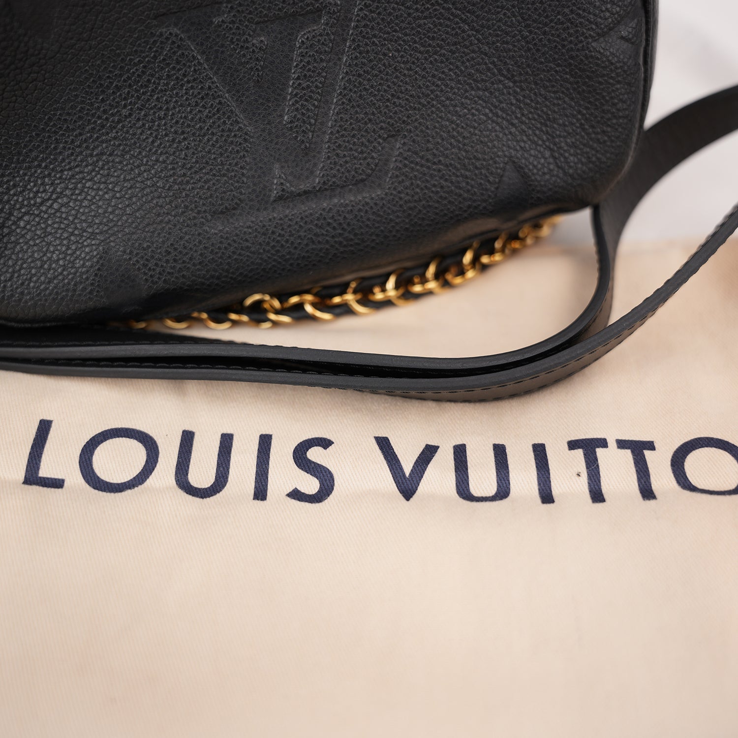 Louis Vuitton Multi Pochette Accessoires Nera in Pelle Monogram Empreinte con Catena Oro
