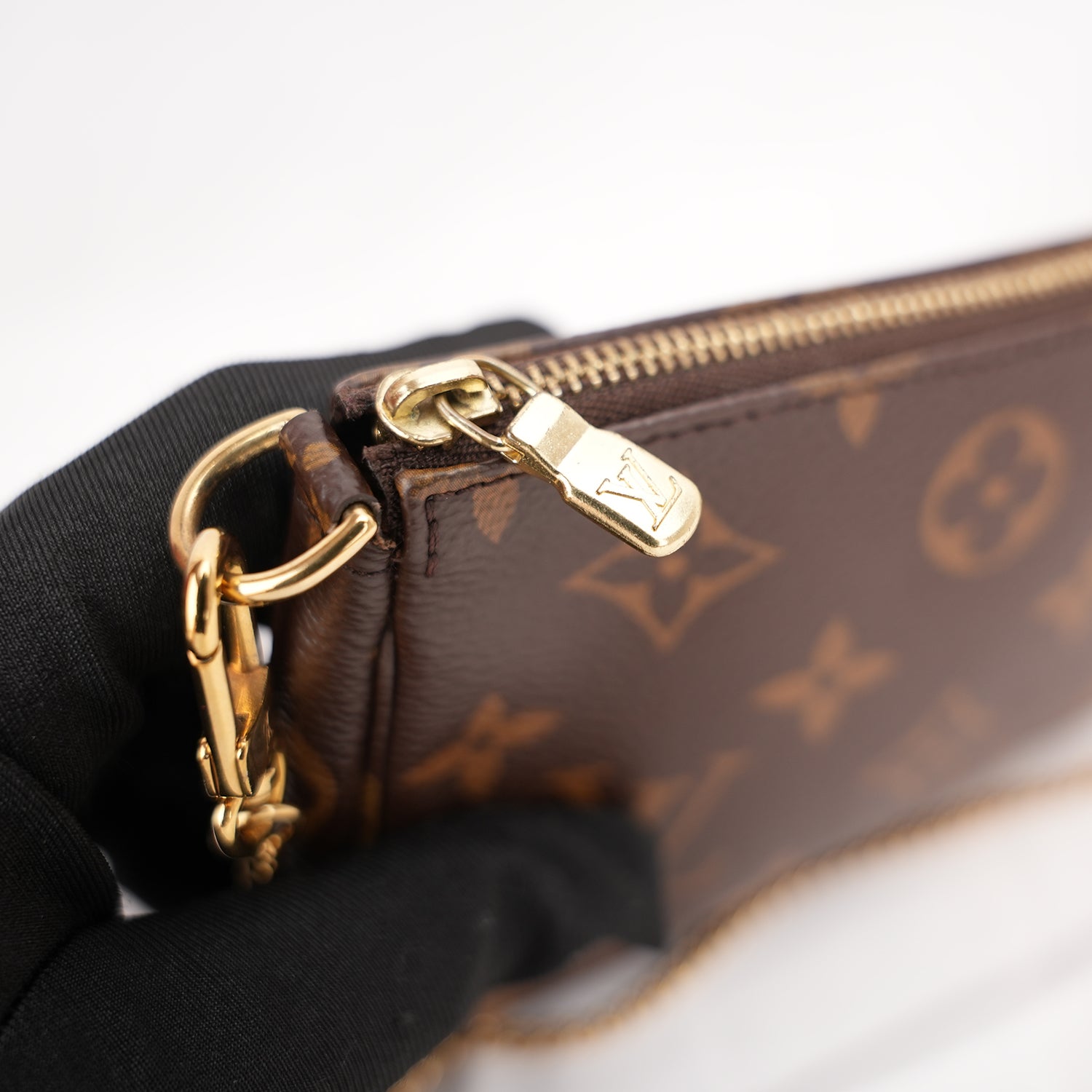 Louis Vuitton Mini Pochette Accessoires Monogram in Tela Rivestita con Catena Dorata