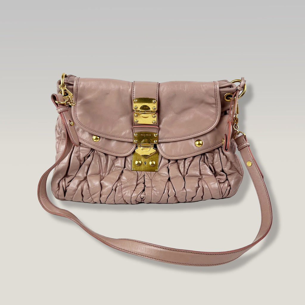 Miu Miu Coffer 40 Borsa a Tracolla in Pelle Matelassé Rosa Cipria con Metallo Dorato