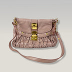 Miu Miu Coffer 40 Borsa a Tracolla in Pelle Matelassé Rosa Cipria con Metallo Dorato