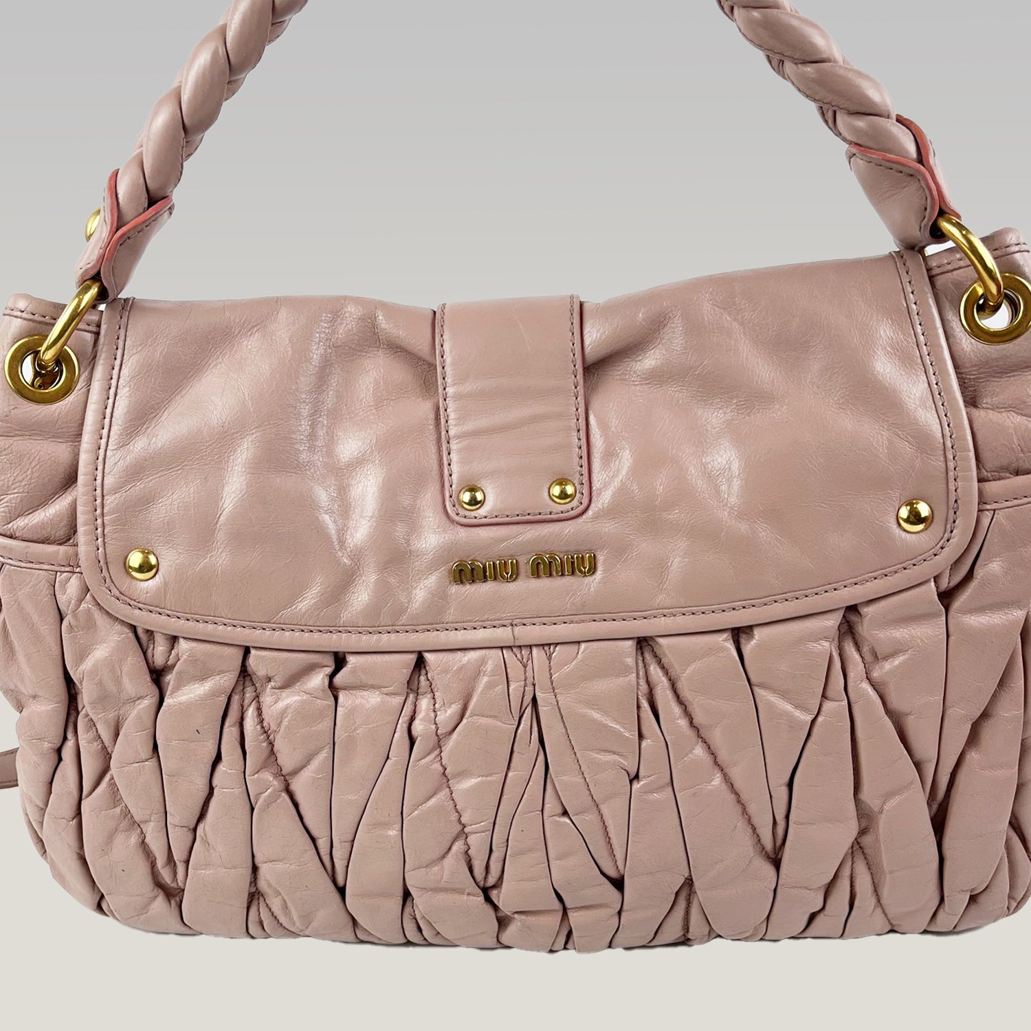Miu Miu Coffer 40 Borsa a Tracolla in Pelle Matelassé Rosa Cipria con Metallo Dorato