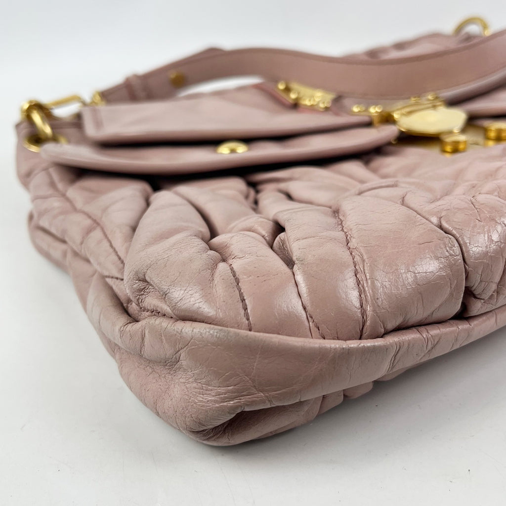 Miu Miu Coffer 40 Borsa a Tracolla in Pelle Matelassé Rosa Cipria con Metallo Dorato