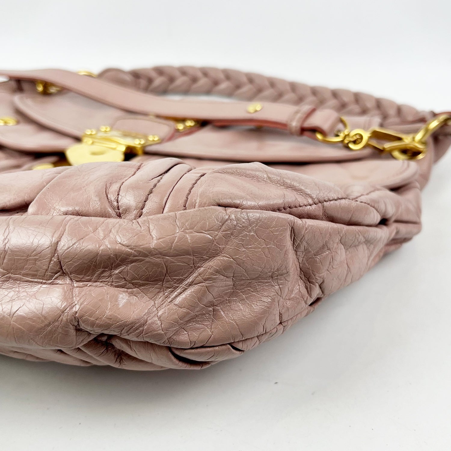 Miu Miu Coffer 40 Borsa a Tracolla in Pelle Matelassé Rosa Cipria con Metallo Dorato