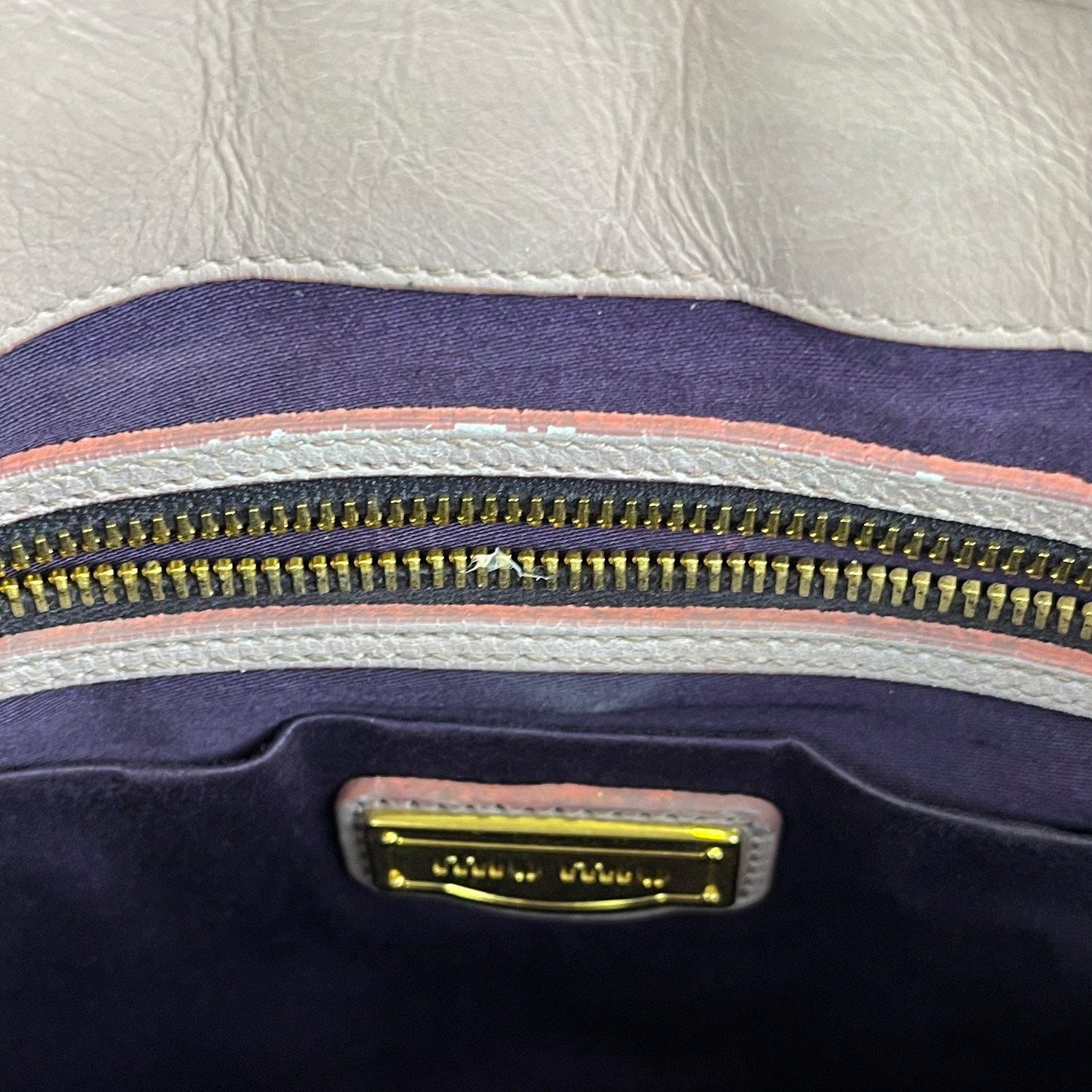 Miu Miu Coffer 40 Borsa a Tracolla in Pelle Matelassé Rosa Cipria con Metallo Dorato