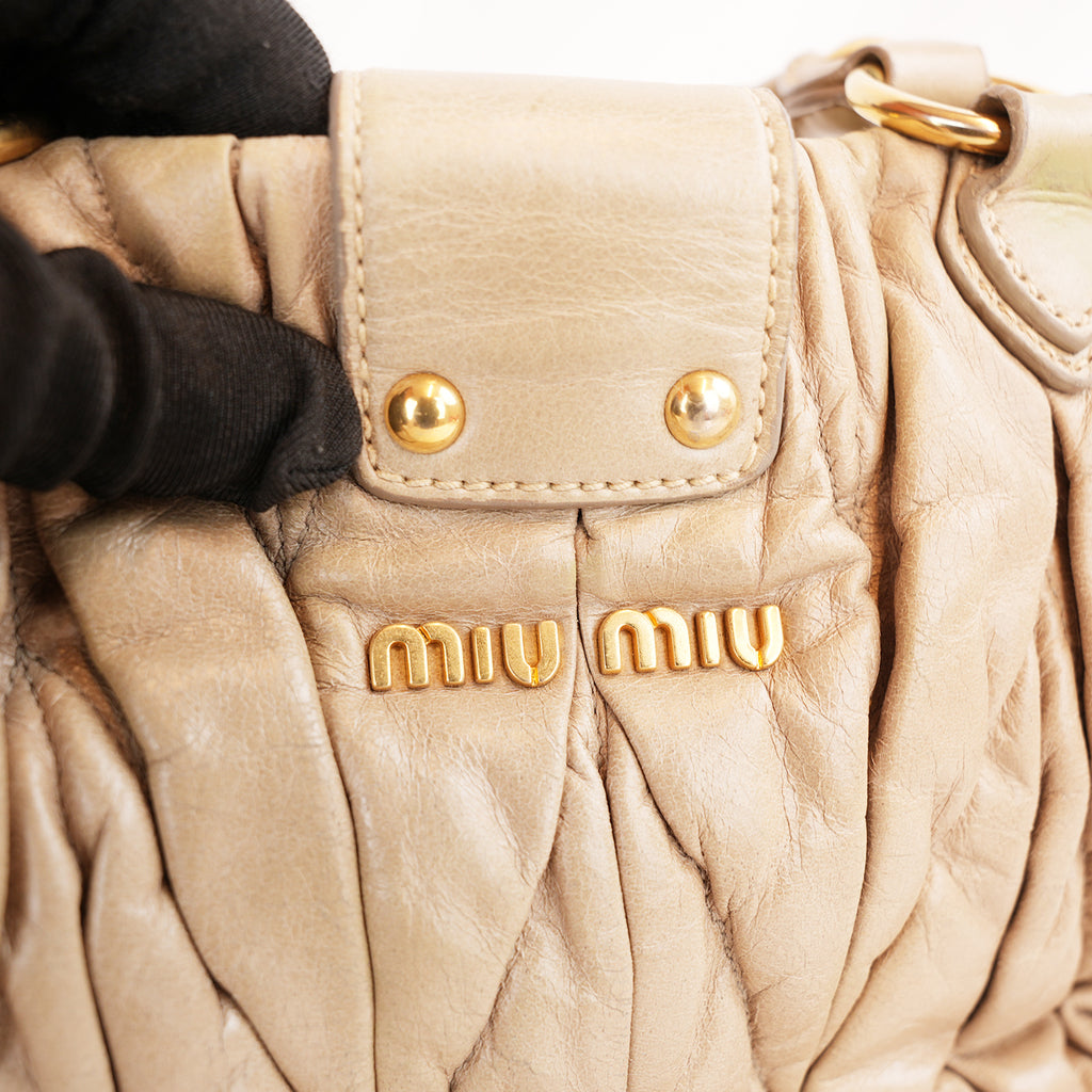 Miu Miu Coffer Matelassé Borsa a Mano in Pelle di Agnello Grigio Verde con Hardware Dorato