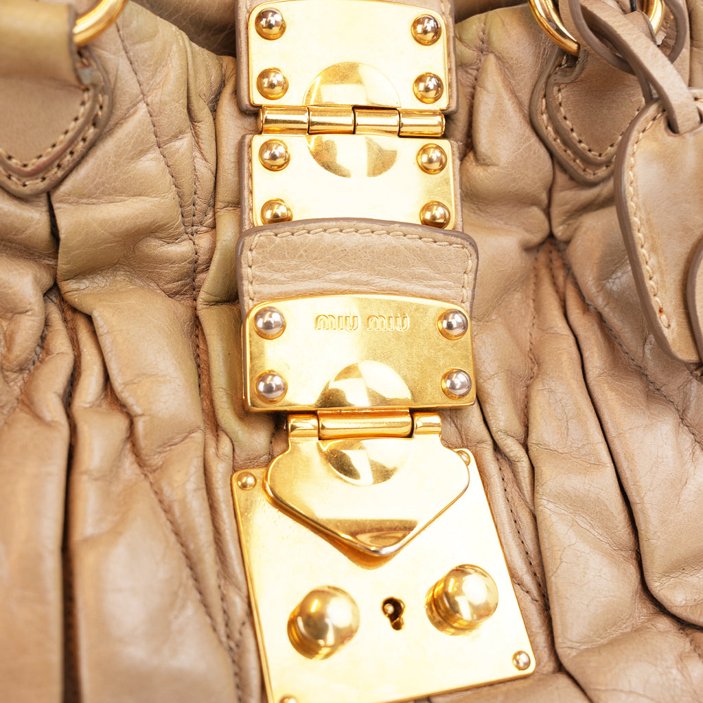 Miu Miu Coffer Matelassé Borsa a Mano in Pelle di Agnello Grigio Verde con Hardware Dorato