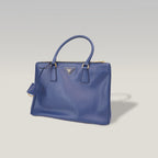 Prada Saffiano Lux Double Zip Borsa a Mano in Pelle di Vitello Blu Scuro con Logo Triangolare Dorato – 33 cm