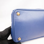 Prada Saffiano Lux Double Zip Borsa a Mano in Pelle di Vitello Blu Scuro con Logo Triangolare Dorato – 33 cm