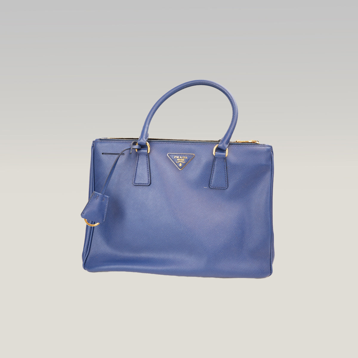 Prada Saffiano Lux Double Zip Borsa a Mano in Pelle di Vitello Blu Scuro con Logo Triangolare Dorato – 33 cm