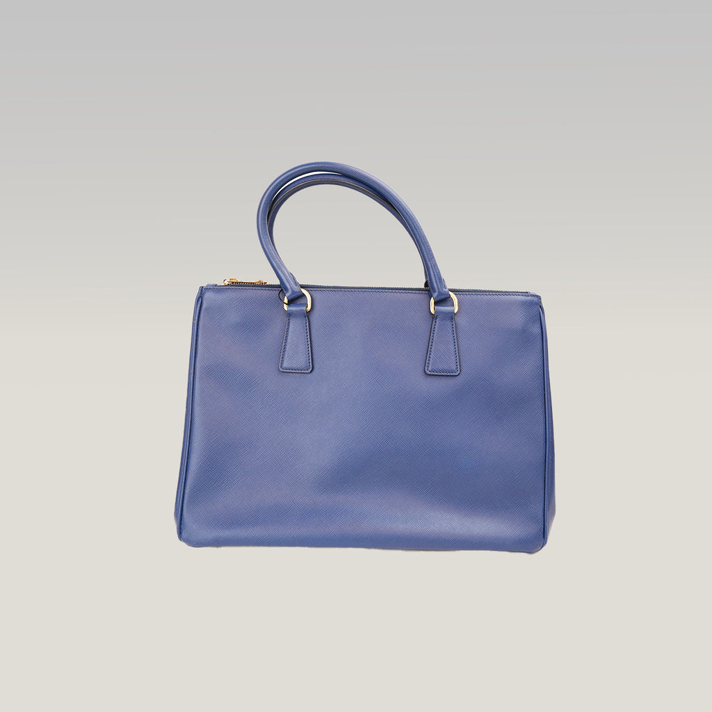Prada Saffiano Lux Double Zip Borsa a Mano in Pelle di Vitello Blu Scuro con Logo Triangolare Dorato – 33 cm