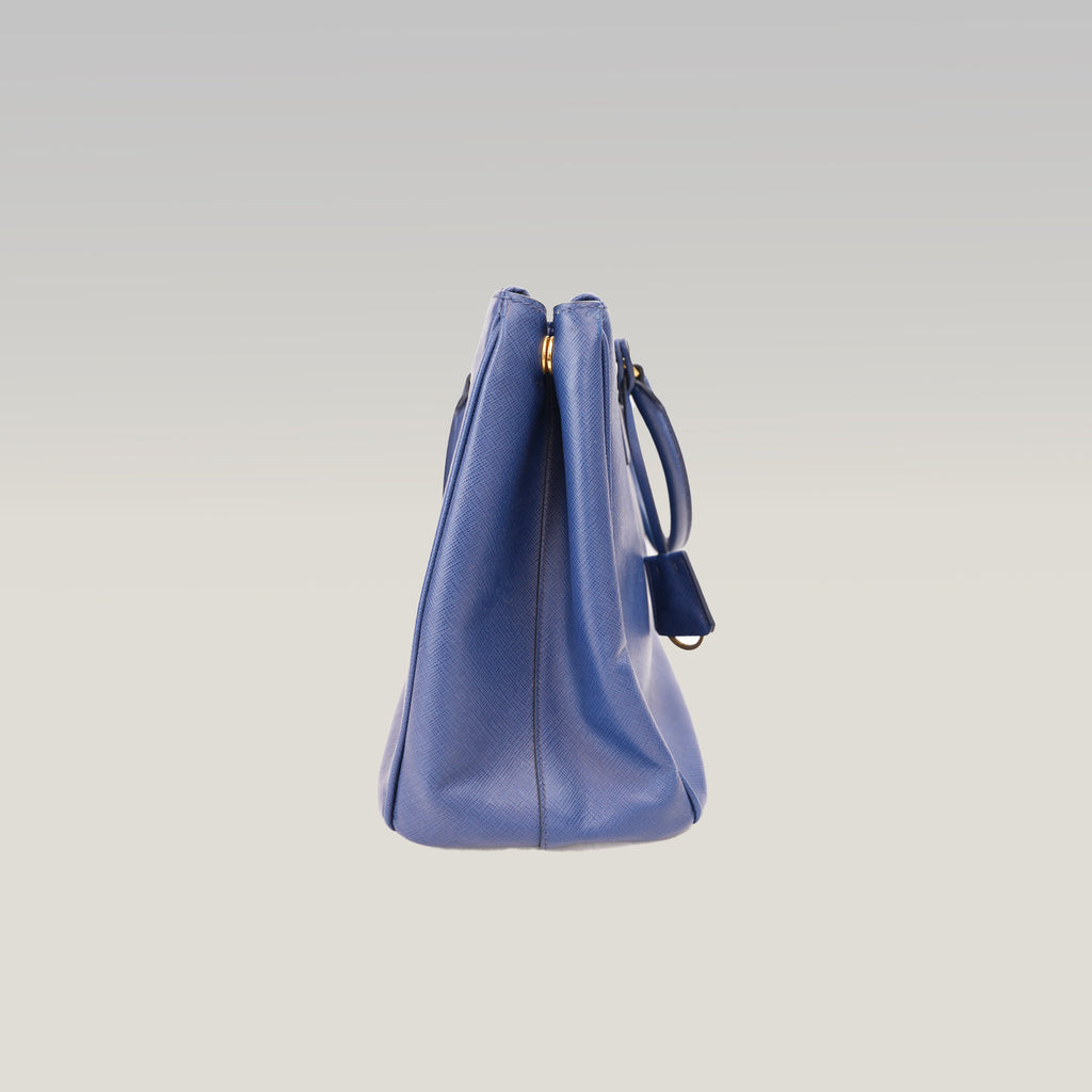 Prada Saffiano Lux Double Zip Borsa a Mano in Pelle di Vitello Blu Scuro con Logo Triangolare Dorato – 33 cm