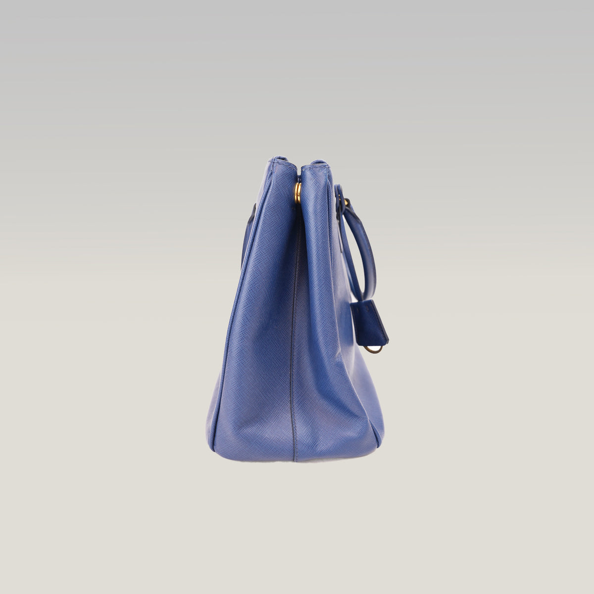 Prada Saffiano Lux Double Zip Borsa a Mano in Pelle di Vitello Blu Scuro con Logo Triangolare Dorato – 33 cm