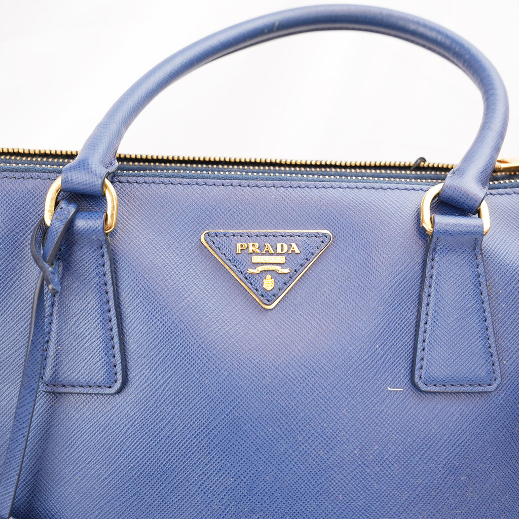 Prada Saffiano Lux Double Zip Borsa a Mano in Pelle di Vitello Blu Scuro con Logo Triangolare Dorato – 33 cm